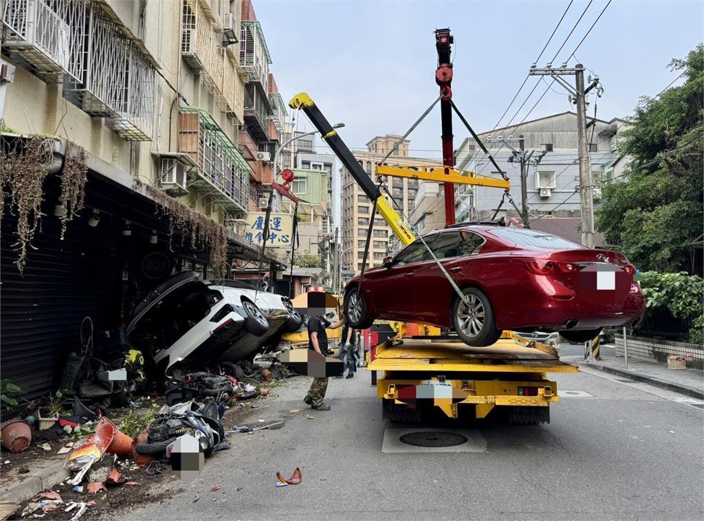 轎車突然加速連環撞 撞飛機車騎士 直接騎上車頂