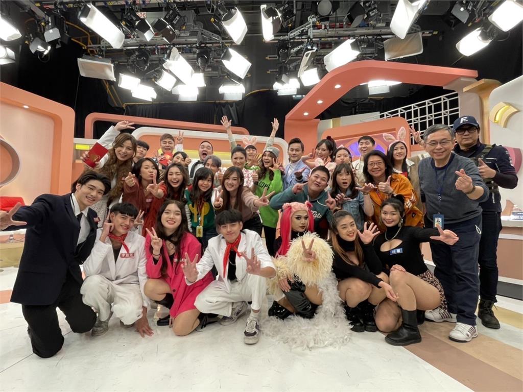 「鳳凰星學苑」結業學員馬上有節目! 《娛樂新星 PK Show》大展才華