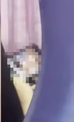 大叔巴士上脫鞋踩椅背「狂播18禁激戰片」 目擊者崩潰：超噁心