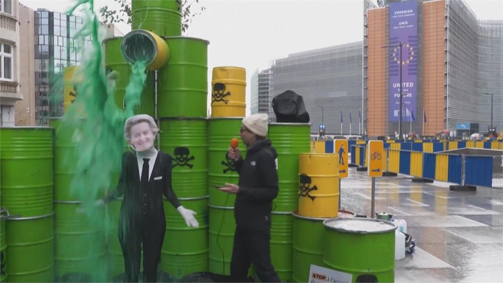 歐盟總部上演抗議行動劇　不滿將和南方共同市場簽署貿易協定