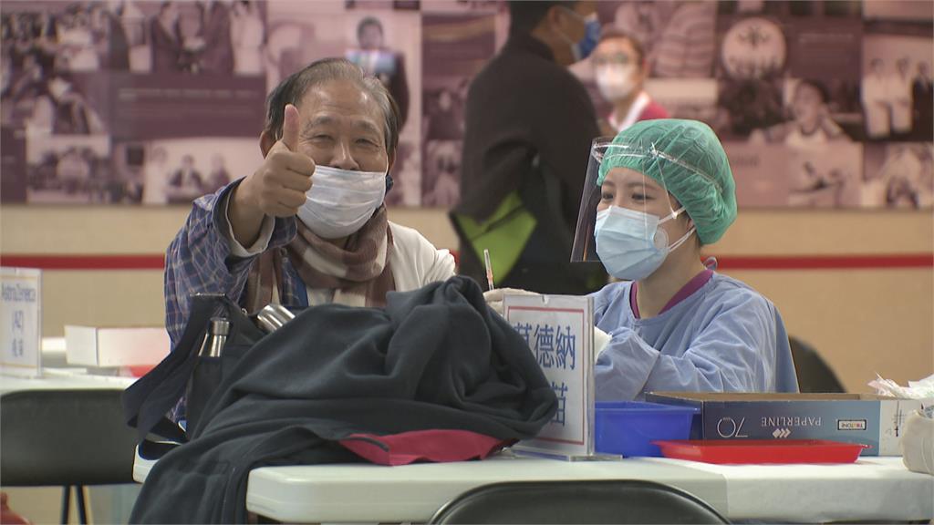 疫情升溫催出打氣！　台北車站民眾排隊打疫苗