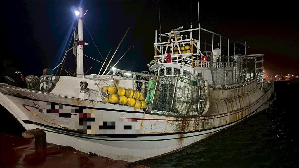 快新聞／白浪滔滔我不怕？鳳凰來襲「台南1漁船執意出海」　海巡署開單告發