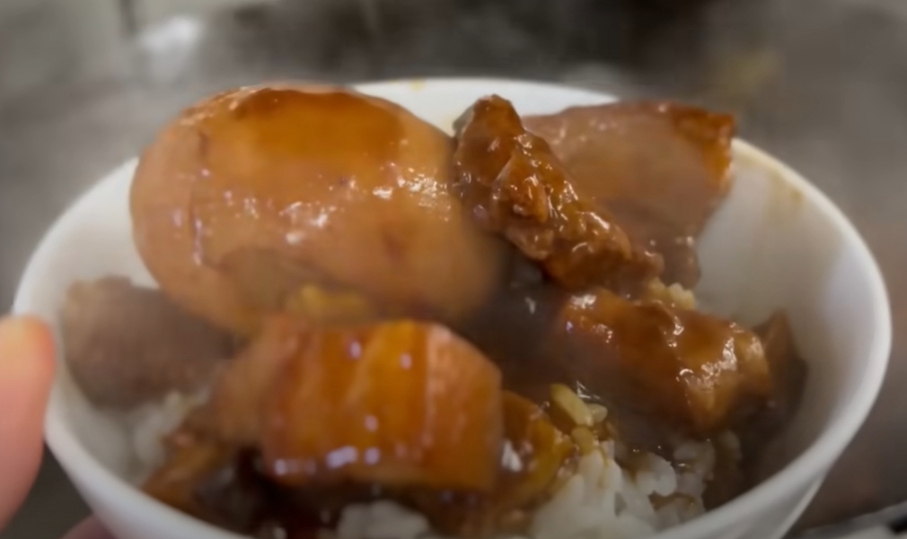 日本人教學「台灣滷肉飯」！鄉民見影片「一重點」傻眼：這是爌肉飯吧