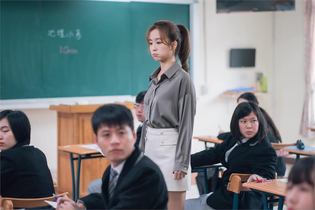 周曉涵「解放扣子」襯衫不穿好 網放大一看...秒嗨翻:暴動了!