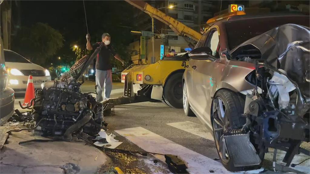 小黃左轉與直行汽車對撞　台中忠孝夜市商圈　暗夜巨響居民驚醒