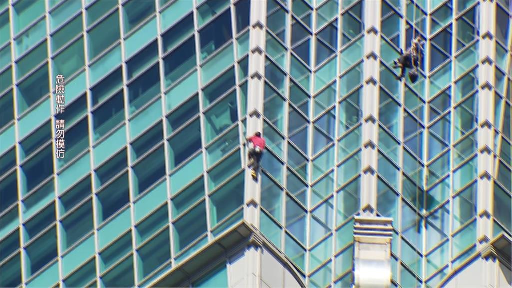 賈董再發文揭延期內幕　霍諾德「瞄鳳梨照」遭瘋傳