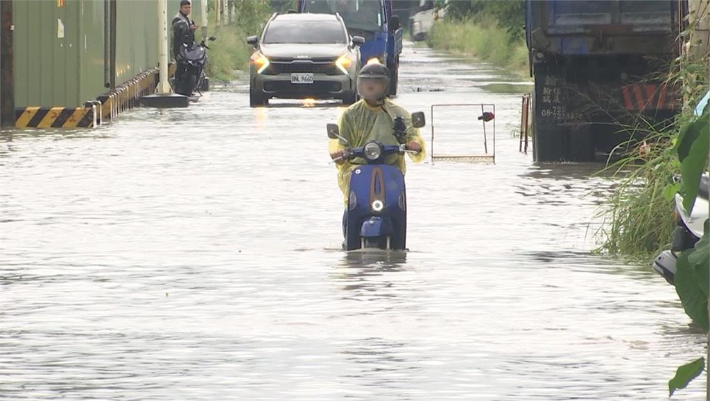 雨彈狂炸南台灣! 高雄"馬路變水路" 騎士冒險通過