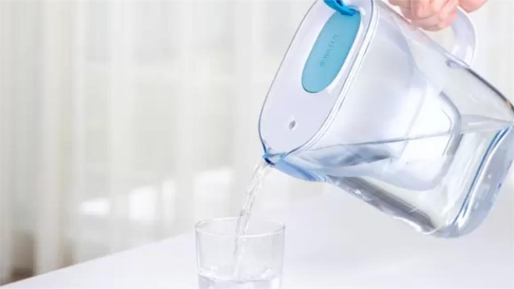 他抱怨「濾芯才剛換2天」水流量變超小…內行人揭「1關鍵」:千萬別忘記!