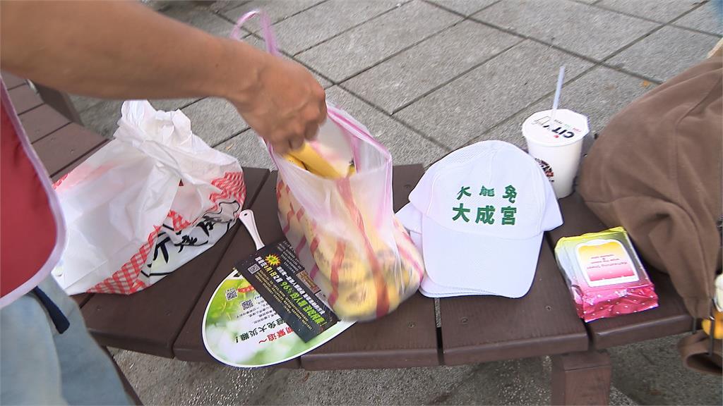罷團「山除薇害」市場掃街　民眾嗆藍營普發一萬「玩假的」