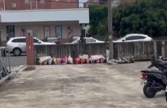 抓詐!偵防車前後包夾 詐團車手拒捕猛催油門燒胎冒白煙