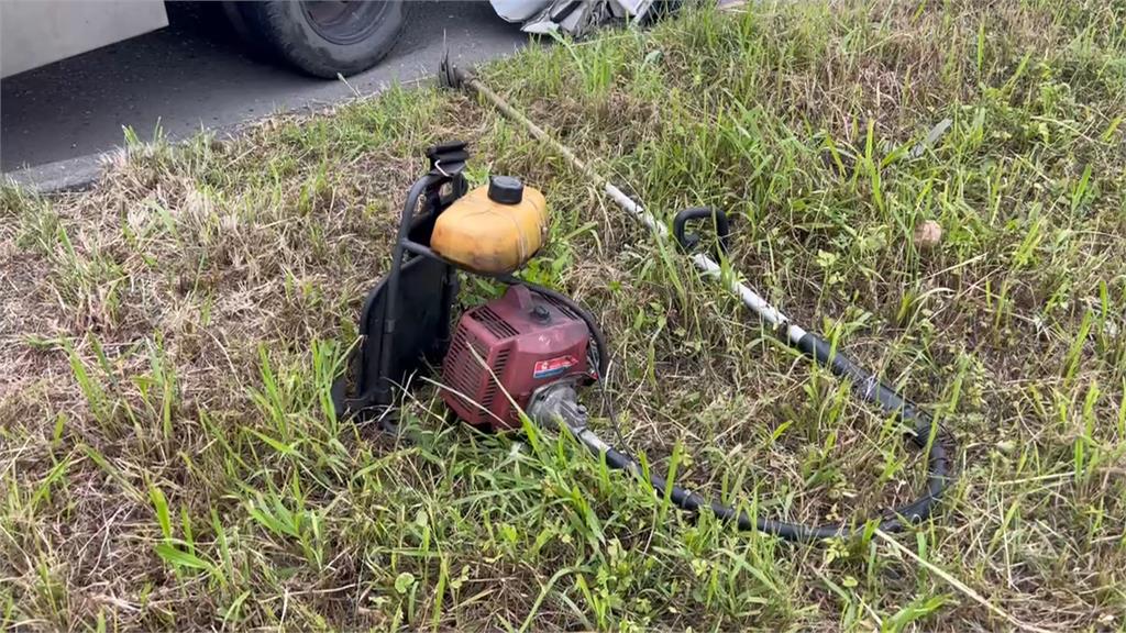 不專心？蘭陽大橋貨車撞工程車　2除草工人遭撞飛　肇事駕駛一度卡車內