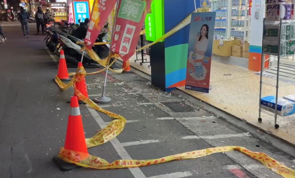 快新聞/內湖737巷內大樓「外牆磁磚掉落」 路人嚇傻急繞道而走