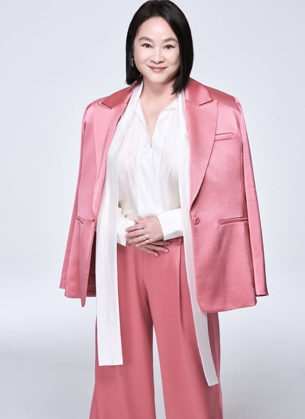 69歲金馬影后「中空」單穿超緊西裝外套！罕曬「超狂深溝大雪球」全網看暈