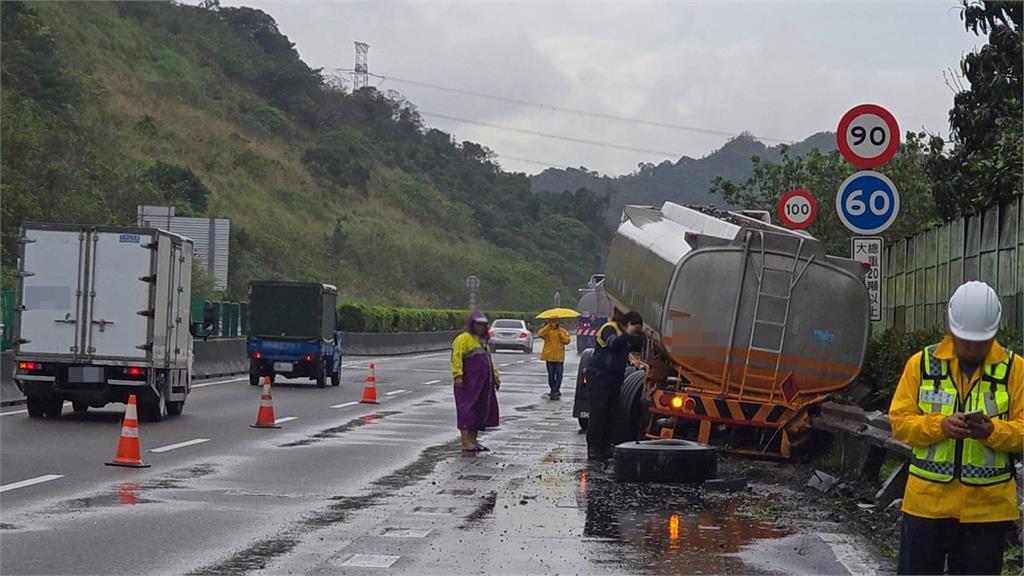 快新聞／國道1號發生危險物品運輸車自撞事故！一度回堵6公里車流