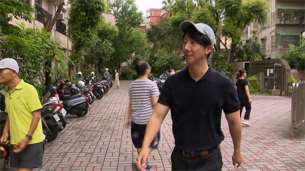 蕭美琴投完票與民眾打招呼　侯友宜陪同張智倫投票