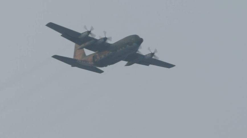 快新聞/陸軍航特部大鵬灣傘訓畫面曝! 傘兵空降海面超壯觀