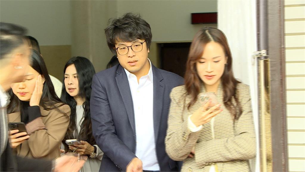 「招牌爆炸頭」剪掉了！　沈伯洋親曝：一直接到民眾陳情頭髮要剪