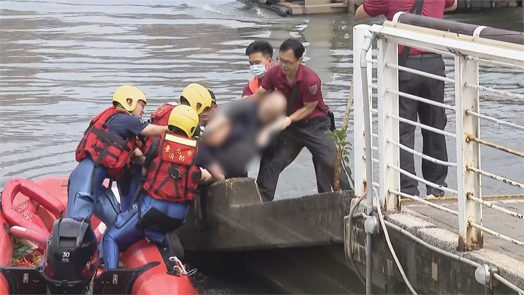 快新聞／男大生救大稻埕碼頭落水長者「竟雙雙失蹤」！警消急出動先救起長者