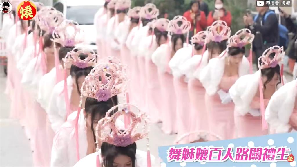 淡水清水巖驚見「一排粉色人魚」！胸前挖空「挺出超兇麻糬」火辣畫面全網瘋傳