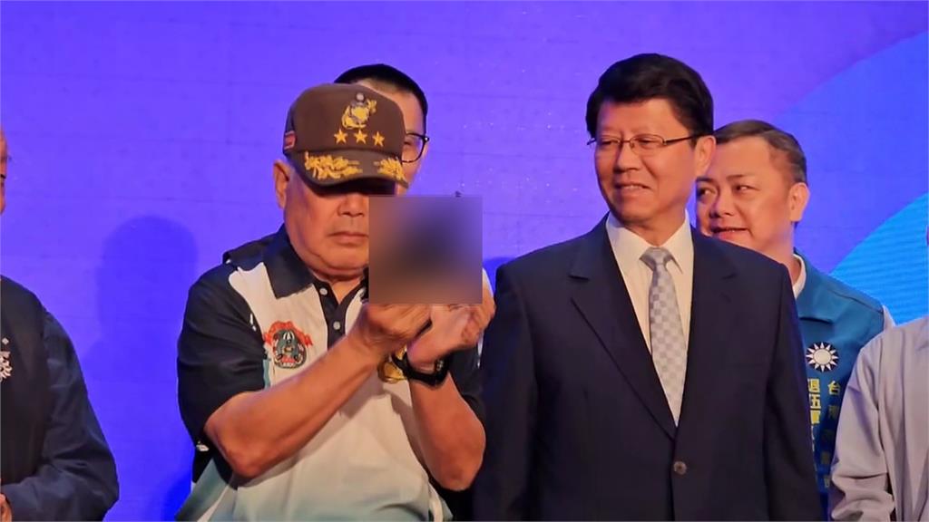 季麟連公然「贈槍」挨轟　謝龍介：象徵鳴槍起跑