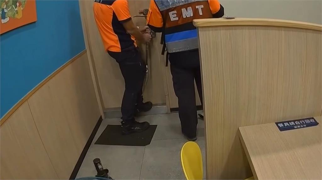母子困速食店廁所近1小時 3歲男童大哭.警消破門救人