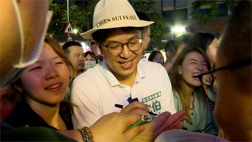 支持者狂要簽名拍照！　沈伯洋寧夏夜市掃街掀「洋流」