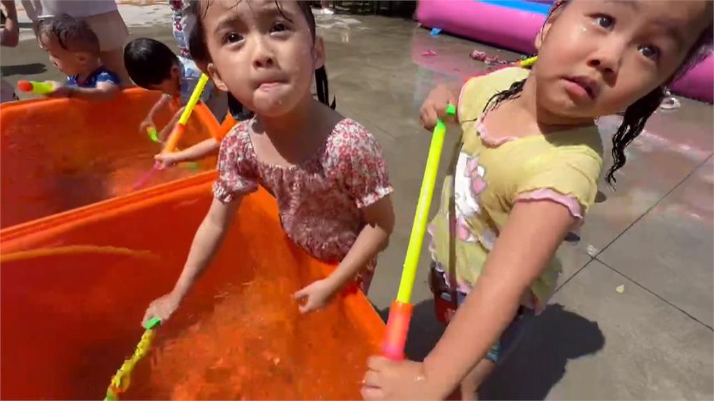 台中大里環保公園潑水節登場　親子打水仗消暑