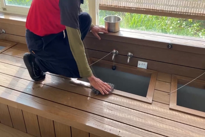 台中景觀餐廳遭控"泡腳池底髒亂" 業者澄清:中藥沉澱