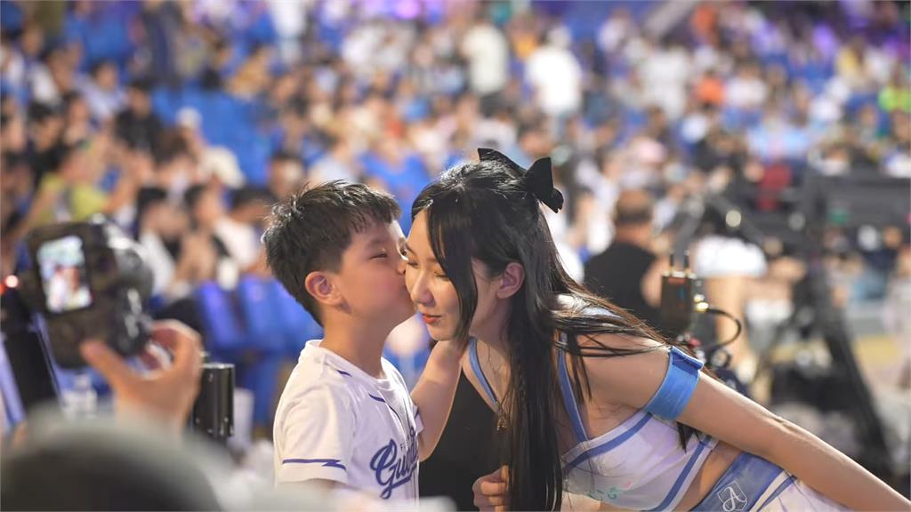 美腿啦啦隊員挺長輩應援　2分鐘「上帝視角」兇暴網嗨：深藏不露