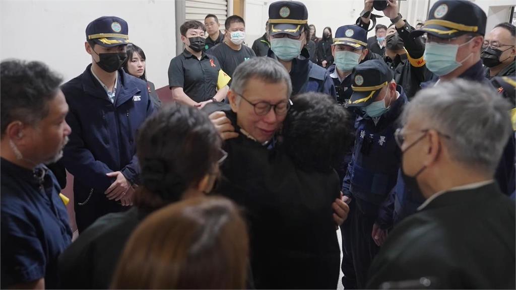 柯文哲父親過世對年「哭了」 認差點熬不下去對爸喊:原諒那些害我的人