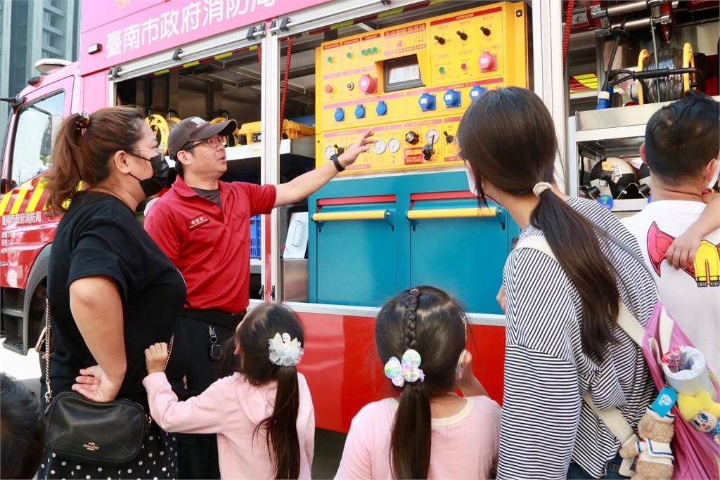 台南推消防形象月曆 黃偉哲：持續提升裝備讓出勤更安全
