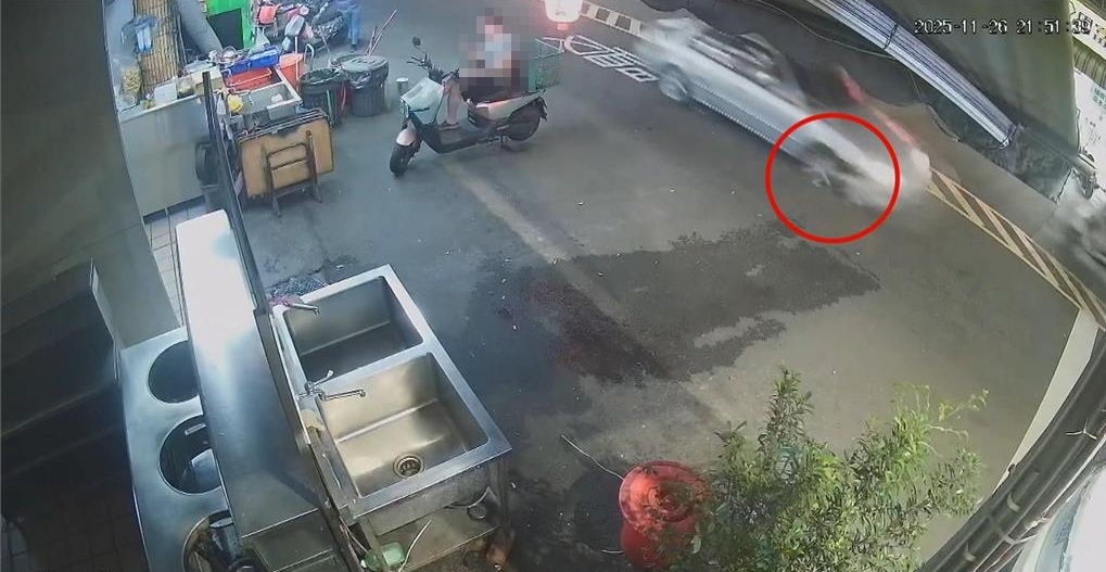 高雄離奇車禍!兩車擦撞引圍觀 民眾:啊右前輪咧?