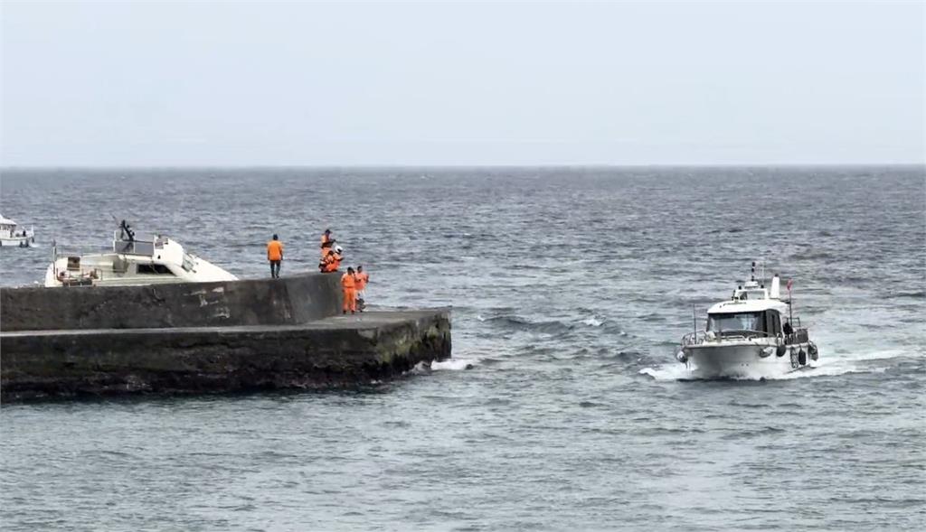 最新／綠島傳擱淺意外！20名潛水客急跳船「自己游回岸上」