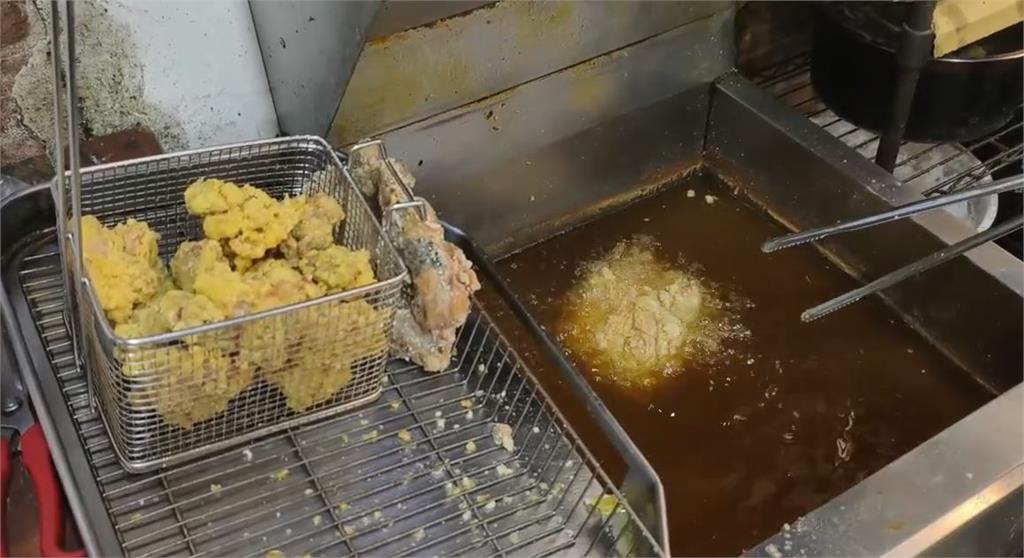 韓式飯捲咔啦雞"整塊生的"　消費者怒檢舉　控店家沒任何關心