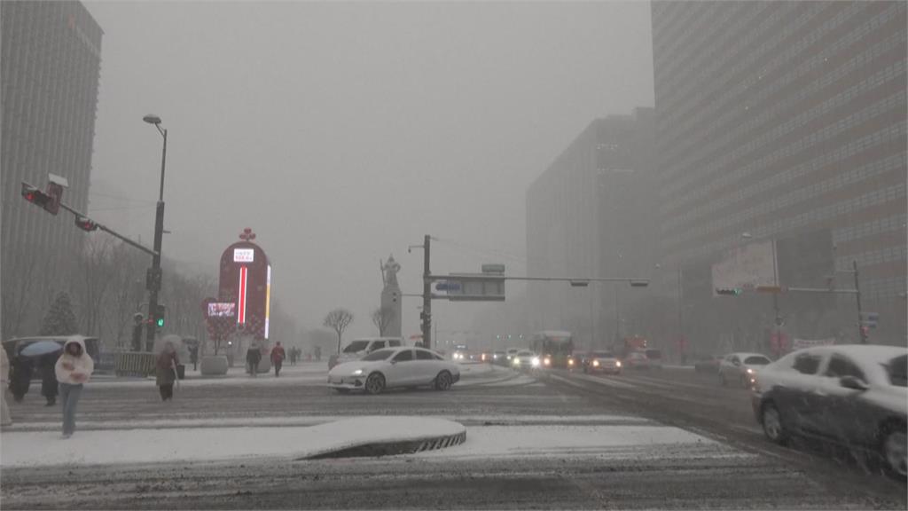 強烈寒流來襲!南韓狂下大雪冷到週末 民眾少出門