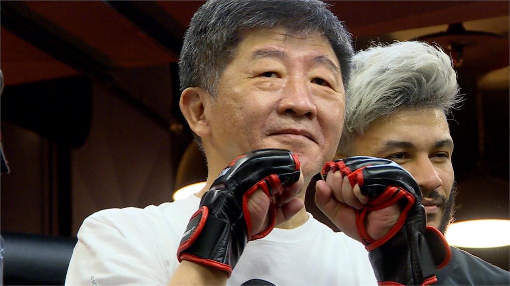 觀摩綜合格鬥現場秀2招! 陳時中親身體驗推廣全民運動
