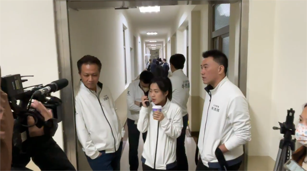 快新聞/國民黨三闖《選罷法》修正草案 清晨佔立院鎖門、封保鮮膜