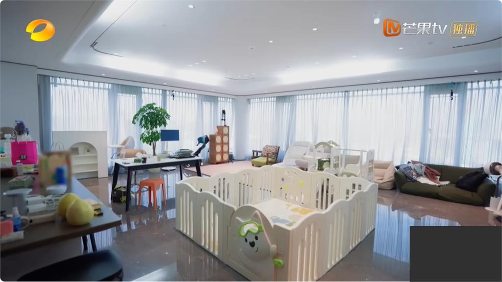 歐陽妮妮公開杭州豪宅「超狂大客廳」曝光!妹娜娜「送6張沙發」裝不滿