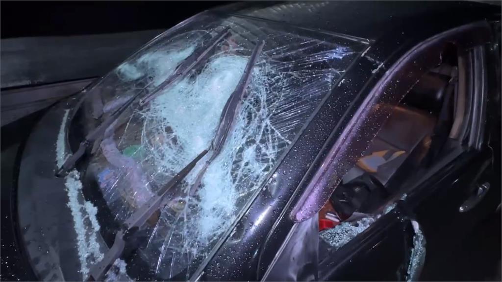 台中砸車傷人！疑土地糾紛　轎車玻璃全碎、男子遭圍毆倒地送醫