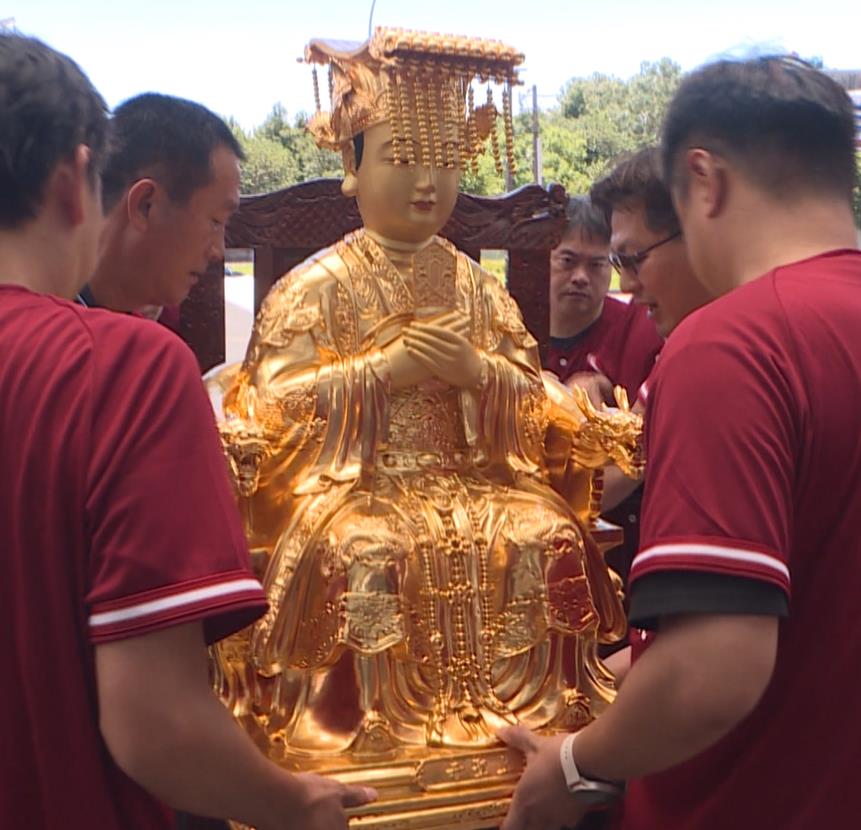 獨家／「媽祖日」仁海宮媽祖進場看棒球　啦啦隊把握機會鑽轎腳