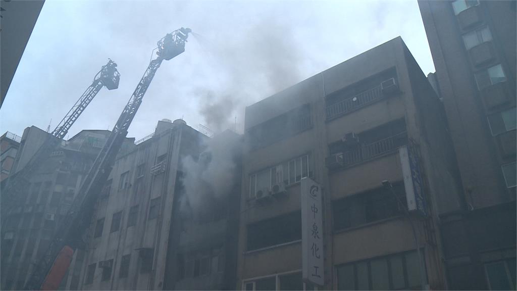 疑打翻煤油暖爐！　民宅狂燒瞬間陷入火海　畫面曝