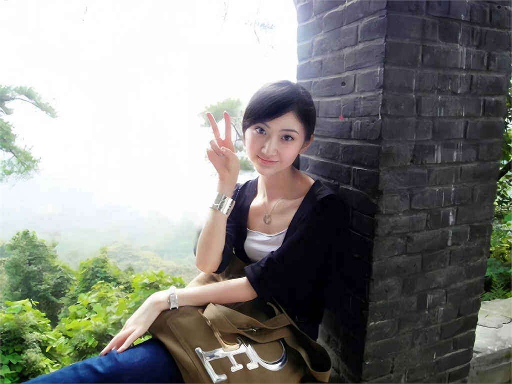 千億富豪忘不掉！景甜大一「草地翻滾片」被挖出　19歲吐舌嫩照全網淪陷