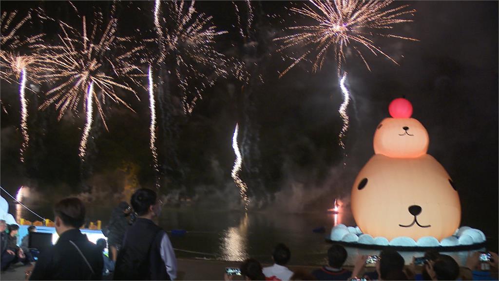 可愛爆擊! 12公尺高日本人氣IP「水豚君」萌進碧潭