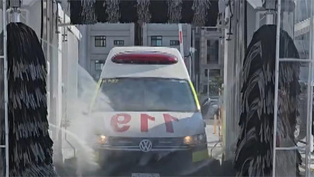 獨／洗車場業者引進加高型洗車機　幫救護車洗澎澎