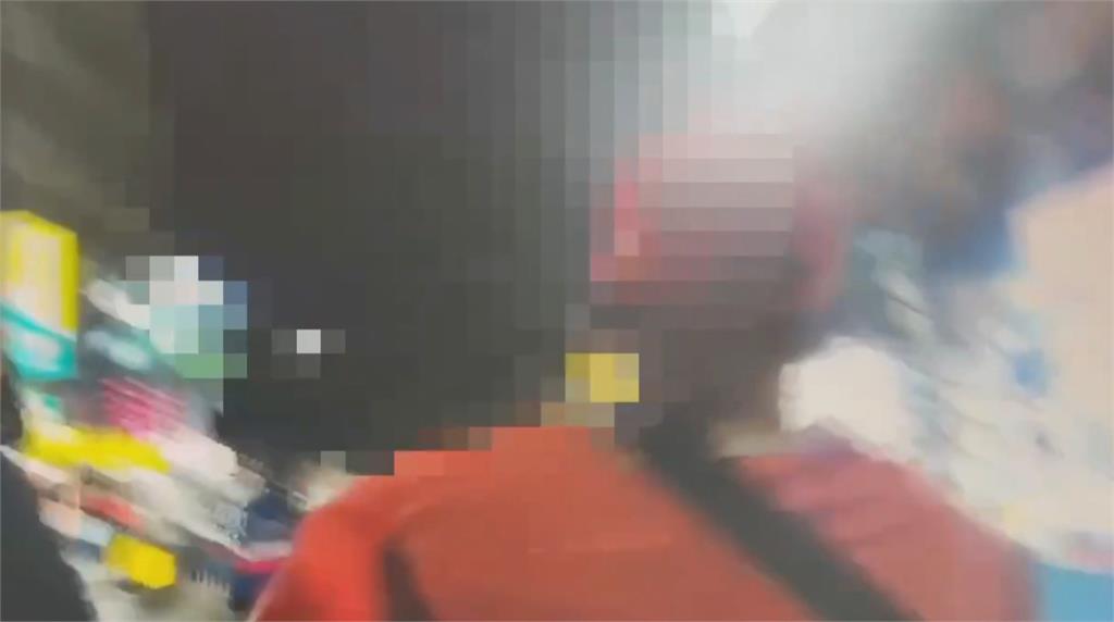 一週鬧兩次!六合夜市醉男失控鬧超商 「街頭亮刀」嚇壞民眾