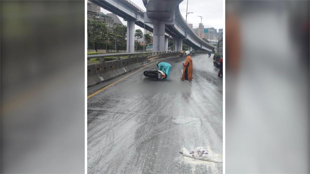 麵粉從天降遇雨水路超滑 騎士接連摔車!警將揪出肇事者