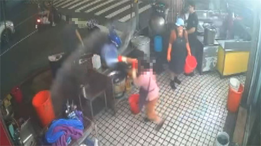 當歸鴨店衝突！男員工潑油、推女員工　親友控遭逼退、業者喊冤