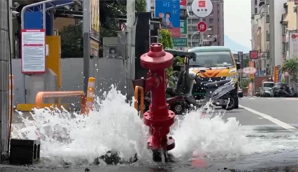 竹北貨車轉彎不慎撞毀消防栓 地面瞬間淹水如「街頭噴水池」