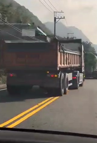跨越雙黃線.闖紅燈 宜蘭砂石車.大貨車違規事件頻傳