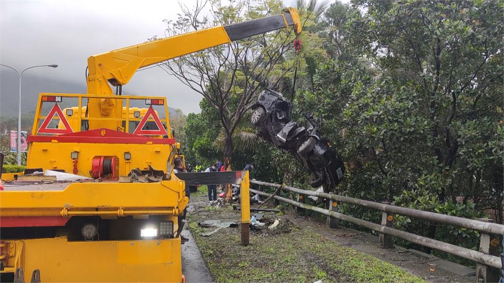 小客車高速「水漂」失控　自撞路樹釀3死2傷